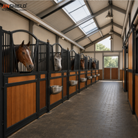 Fronts d'écuries intérieures de luxe avec remplissage en bambou, système de cloisons modulaires pour boxes à chevaux