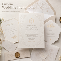 Invitation de mariage personnalisée en relief floral, impression de bordure baroque ornée avec monogramme et armoiries en feuille d'or
