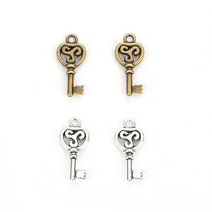 Pendentif Breloque Cœur Filigrane avec Nœud et Clé Squelette en Alliage Bronze Antique et Argent pour Cartes d'Invité de Mariage Steampunk - Product Image 1