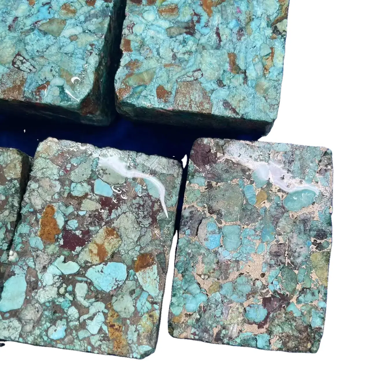 中国広州で天然宝石を卸売。青い銅色のターコイズ。原石