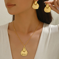 Parure de bijoux tendance en acier inoxydable plaqué or pour femme, collier et boucles d'oreilles queue de poisson gaufrée, idéale pour mariage et anniversaire