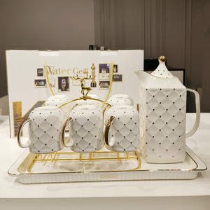Ensemble de tasses à eau en céramique de style européen avec bouteille et tasses dorées - Product Image 2