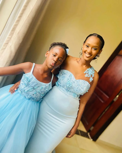 Abito da Damigella d'Onore a Sirena Monospalla Taglie Forti Azzurro Cielo con Applicazioni in Pizzo Fiocco in Raso e Drappeggio MB395 - Product Image 4