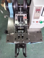 Machine à emboutir les lacets semi-automatique facile à utiliser, vente directe d'usine