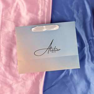 Sacs de luxe en carton recyclé personnalisables de haute qualité, impression UV, poignées en ruban doré, pour supermarchés et cosmétiques - Product Image 6