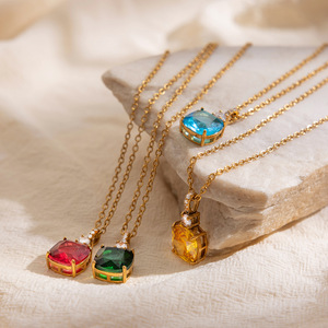 Collier pendentif géométrique quadrilatère en acier inoxydable avec accents de diamants sertis griffe pour bijoux cadeaux - Product Image 4