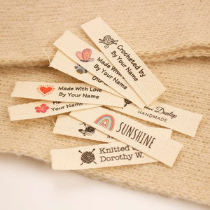 Étiquettes de vêtements personnalisées écologiques à pliage latéral en coton biologique avec logo imprimé, tissées et à coudre pour les vêtements - Product Image 5