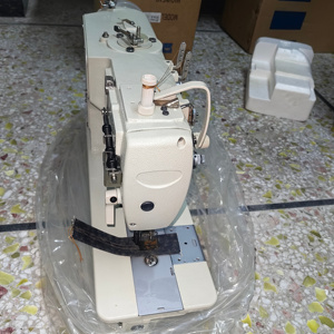 Máquina de Coser Industrial 8450 de Doble Aguja, Motorizada, con Accionamiento Directo por Computadora, Cortahilos Automático, Puntada Recta, Base Plana - Product Image 2