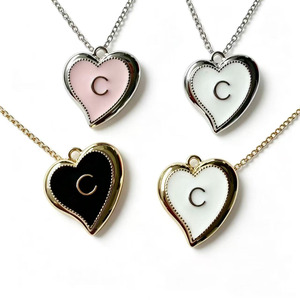 Pendentifs en forme de cœur avec initiale C, bijoux en alliage plaqué or, cadeau unisexe tendance, style romantique - Product Image 1