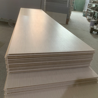 Panel de techo de tira de PVC elástico de techo de tejas falsas suspendidas decorativas de enclavamiento impermeables de larga duración