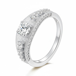 Bague en argent sterling S925 brossé avec plusieurs pierres de moissanite, bande de 7 mm de large, plaquée or 14 carats, bijou de luxe pour femme - Product Image 2