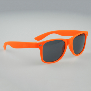 Venta al por mayor 2025 UV400 gafas de sol nueva tendencia de goma naranja lindo logotipo personalizado negro/blanco marco colores para ocasiones de verano PC - Product Image 2
