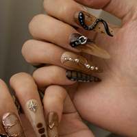 Ongles à presser Wasteland Punk, style alternatif audacieux, en acrylique, avec décorations 3D serpent noir, rivets métalliques et dégradé effet bois, forme stiletto