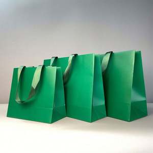 Sacs en papier cadeau de luxe personnalisés de petite taille, noirs et roses, avec logo privé imprimé, avec poignées en ruban pour bijoux - Product Image 5