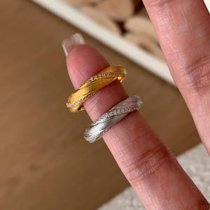 Bague classique Mobius en or plaqué avec texture brossée et diamants, ornée de cristaux et de strass, pour femmes et filles, idéale comme cadeau - Product Image 4