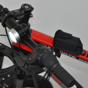 Luz Delantera <span class=keywords><strong>LED</strong></span> para Bicicleta Clover CL1946, Recargable, 1800 Lúmenes, Aluminio, Impermeable, Luz Alta-Baja-Stroboscópica, para Bicicleta de Montaña - Product Image 3