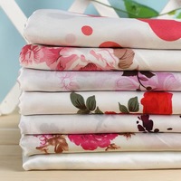 Tissu satiné imprimé numérique floral en polyester personnalisé pour les fabricants, pour robes et vêtements de nuit