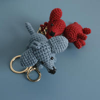 Porte-clés pendentif chien teckel miniature en crochet fait main, écologique, en peluche amigurumi tricoté et tissé