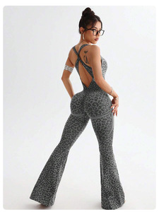 Nuova tuta da donna con stampa leopardata da donna un pezzo per lo Yoga con pezza sul petto pantaloni a zampa di elefante da <span class=keywords><strong>palestra</strong></span> tuta da donna - Product Image 3