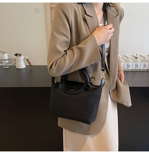 <span class=keywords><strong>Sac</strong></span> fourre-tout en nylon <span class=keywords><strong>vert</strong></span> olive pour femmes, <span class=keywords><strong>sac</strong></span> à <span class=keywords><strong>main</strong></span> imperméable avec finitions en cuir, <span class=keywords><strong>sac</strong></span> à bandoulière détachable pour femmes - Product Image 6