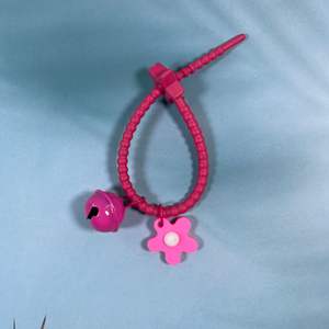 シリコーンケーブルタイベルフラワーチャームキーチェーンコード再利用可能ツイストタイ多用途弾性コードタイダイバッグアクセサリーストストラップ - Product Image 1