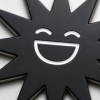 Émail mat gravé motif étoile éclatante et soleil souriant, tendance moderne pour jeunes - Vente en gros OEM