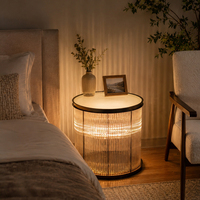 Table d'appoint ronde en verre à lamelles verticales avec lumière LED intégrée à intensité variable, cadre en métal noir pour aménagements intérieurs modernes