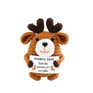 Figurines en fil crocheté à la main : petit chien jaune, paresseux, panda tenant un bambou et hamster mignon – Poupées décoratives festives - Product Image 4