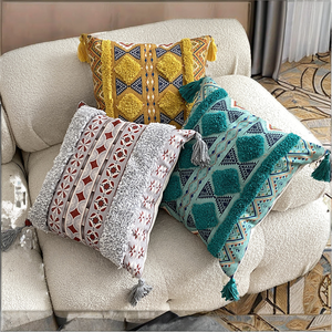 Housse de coussin brodée style bohème, nouvelle mode, imprimé géométrique coloré, pompons, en lin, pour décoration intérieure - Product Image 2