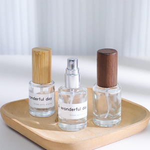 Venta al por mayor: Botella de vidrio cilíndrica transparente de 30ml, 50ml, 100ml con pulverizador, tapa de madera de lujo para perfume, vacía, para aceites esenciales, acabado mate. - Product Image 5