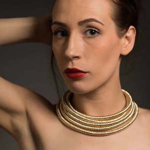 قلادة خانقة هندسية مخصصة من سبيكة الزنك مع لؤلؤ صناعي للذكرى السنوية بتصميم رياضي 2025 - Product Image 3