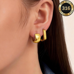 Dos pares de aretes de aro anchos de acero de titanio chapados en oro, aretes circulares de alto brillo con efecto espejo, estilo INS transfronterizo. - Product Image 1