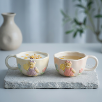 Mug en céramique artisanal de style coréen, 300 ml, isolé, jaune lait, motif irrégulier ours flocons d'avoine et fleurs, tasse à petit-déjeuner, avec logo personnalisé
