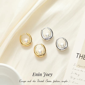 Pendientes de Perlas en Forma de U |   Aro de Acero Inoxidable Chapado en Oro PVD de 18K para Mujer |   Impermeable, Hipoalergénico y Resistente a la Decoloración - Product Image 6