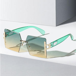 Gafas de Sol Cuadradas Extra Grandes Vintage 5226 para Mujer, Gafas Fotocromáticas de Marca de Diseñador con Monturas Blancas, Rojas y Champán - Product Image 1