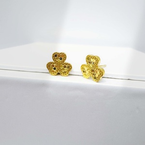 Boucles d'oreilles fines en argent sterling 925 plaqué or 18 carats, petites, pas chères, motif trèfle et papillon, pour filles. - Product Image 3