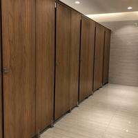 Cubículos de Baño de Resina Fenólica Resistentes a la Humedad, Personalizados para Baños Escolares
