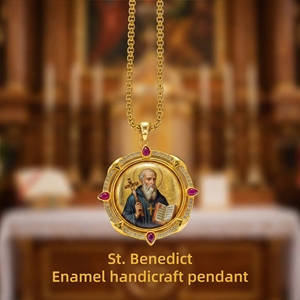 Collier en émail Saint Benoît en stock, peint à la main, amulette catholique d'exorcisme, bijou de protection quotidienne en laiton plaqué or 18 carats - Product Image 1