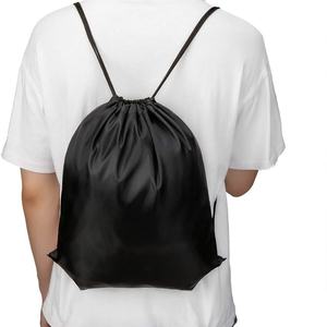 Sacs de sport promotionnels colorés personnalisés en polyester recyclé imperméable avec cordon de serrage, design magique, fournisseur vietnamien - Product Image 3