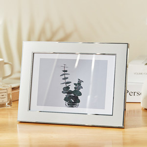 Marco de <span class=keywords><strong>Fotos</strong></span> Rectangular de Aleación de Aluminio, Elegante y Sutilmente Lujoso para Retratos de 6-7 o 8 Pulgadas; <span class=keywords><strong>Imprime</strong></span> <span class=keywords><strong>tus</strong></span> <span class=keywords><strong>Fotos</strong></span> y Úsalas Encuadernadas - Product Image 1
