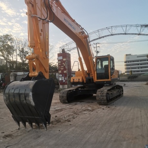Excavatrice sur chenilles Hyundai 305 d'occasion, d'origine coréenne, 30 tonnes, bon état, prix avantageux, à vendre - Product Image 4