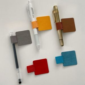 Support de stylo élastique en cuir PU promotionnel avec dos adhésif pour carnets, tablettes et journaux - Product Image 2