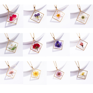 Collana con Fiori Pressati in Resina, Collana con Fiore del Mese di Nascita, Collana con Fiore del Compleanno per Donne, Regalo di Gioielleria per Compleanno e <span class=keywords><strong>Festa</strong></span> <span class=keywords><strong>della</strong></span> <span class=keywords><strong>Mamma</strong></span> - Product Image 3