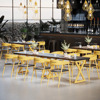 Ensemble de table à manger moderne et durable avec plateau en bois et structure en fer, mobilier de restaurant bleu pour hôtel et centre commercial