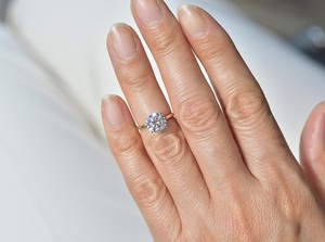 Bague de fiançailles solitaire en diamant de laboratoire de 2 carats, 4 griffes, ajustement confortable, en or blanc massif 14 carats, pour mariée de luxe certifiée - Product Image 6