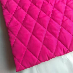 Fabricante <span class=keywords><strong>DE</strong></span> FÁBRICA <span class=keywords><strong>DE</strong></span> China 100% Guata <span class=keywords><strong>de</strong></span> guata <span class=keywords><strong>de</strong></span> poliéster costura tela <span class=keywords><strong>de</strong></span> forro acolchado sólido para chaquetas - Product Image 5