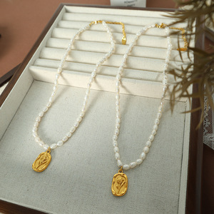 สร้อยคอมุกน้ำจืดพร้อมจี้ทองลายดอกกุหลาบสำหรับผู้หญิงสวมใส่ทุกวัน - Product Image 4