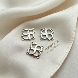 Etiquetas Metálicas Personalizadas con Logotipo de Marca, Diseño Rectangular, Corte Láser, Relieve 3D en Acabado Plateado para Prendas - Product Image 3