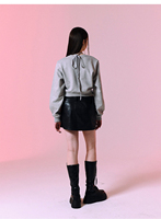 Sweat-shirt court 2-en-1 minimaliste en coton, personnalisable et flexible, avec bretelles intégrées, manches ballon et effet superposé