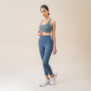 Ensemble de yoga deux pièces vert, legging taille haute et crop top à col rond, sans couture, couleur unie, respirant, pour l'entraînement - Product Image 5
